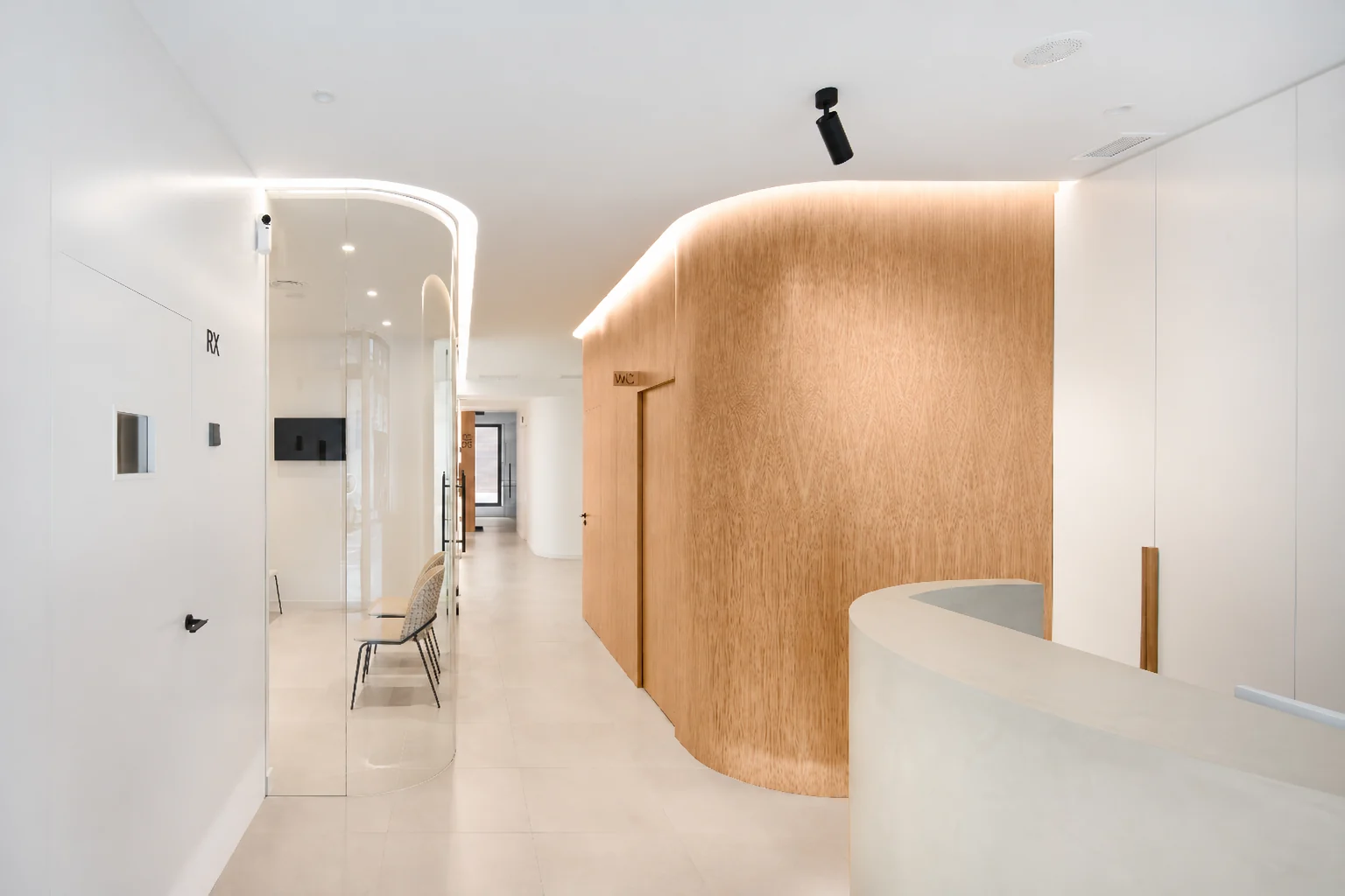 Interior contemporáneo de clínica dental